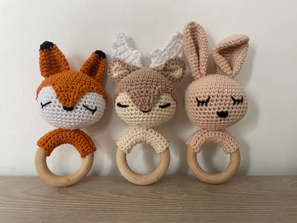 Anneau de dentition avec tête amigurumi