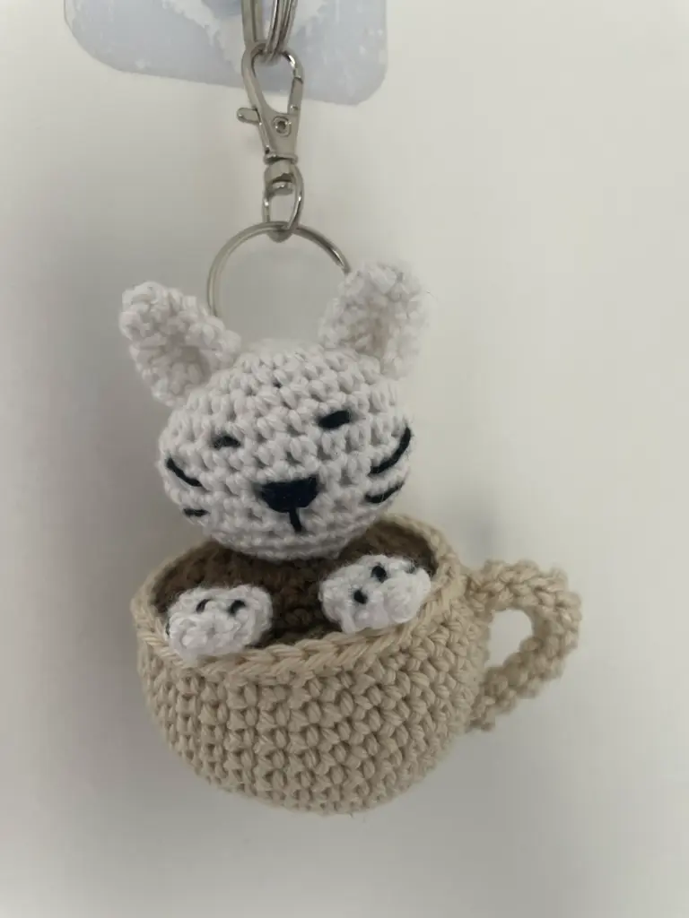 Porte clés chat dans tasse
