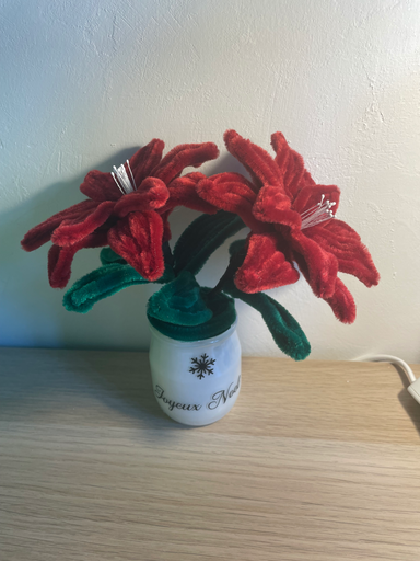 Composition florale artisanale – Fleurs de Noël faites main
